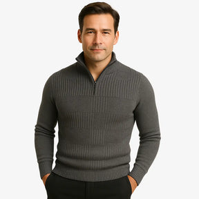 Homem elegante vestindo suéter cinza escuro com zíper e textura geométrica. Estilo casual sofisticado para o outono e inverno.