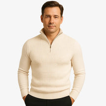 Homem elegante vestindo suéter caqui com zíper e textura geométrica. Estilo casual sofisticado para o outono e inverno.