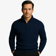 Homem elegante vestindo suéter azul marinho com zíper e textura geométrica. Estilo casual sofisticado para o outono e inverno.