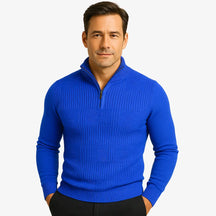 Homem elegante vestindo suéter azul com zíper e textura geométrica. Estilo casual sofisticado para o outono e inverno.