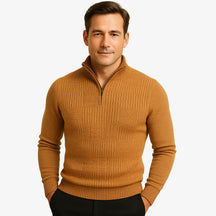 Homem elegante vestindo suéter marrom com zíper e textura geométrica. Estilo casual sofisticado para o outono e inverno.