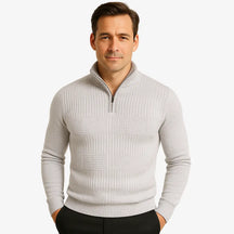 Homem elegante vestindo suéter cinza com zíper e textura geométrica. Estilo casual sofisticado para o outono e inverno.