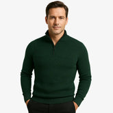Homem elegante vestindo suéter verde escuro com zíper e textura geométrica. Estilo casual sofisticado para o outono e inverno.