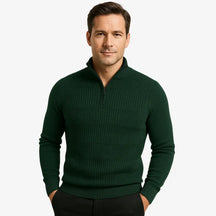 Homem elegante vestindo suéter verde escuro com zíper e textura geométrica. Estilo casual sofisticado para o outono e inverno.