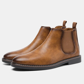 Bota Chelsea masculina estilo western na cor marrom, com elástico lateral e solado preto antiderrapante, ideal para looks casuais e urbanos.