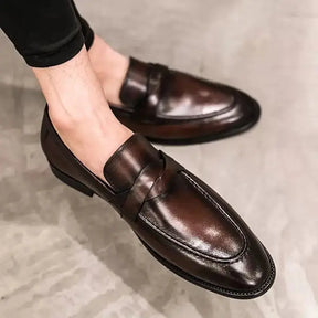 Sapato Mocassim Em Couro  confortável, modelo social, ideal para uso diário e ocasiões especiais.