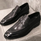 Sapato Mocassim Em Couro  confortável, modelo social, ideal para uso diário e ocasiões especiais.