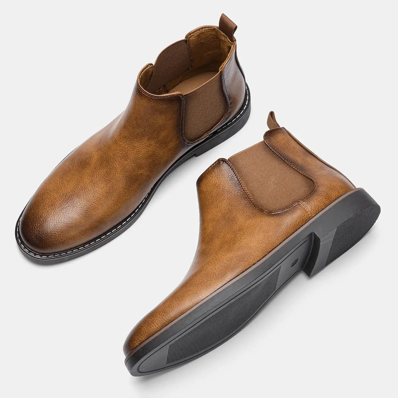 Bota Chelsea masculina estilo western na cor marrom, com elástico lateral e solado preto antiderrapante, ideal para looks casuais e urbanos.