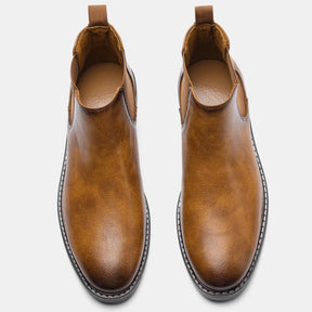 Bota Chelsea masculina estilo western na cor marrom, com elástico lateral e solado preto antiderrapante, ideal para looks casuais e urbanos.