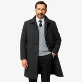 Homem vestindo sobretudo preto masculino longo em cashmere com gola clássica