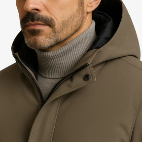 Homem vestindo sobretudo masculino longo com capuz, bolsos frontais e gola alta