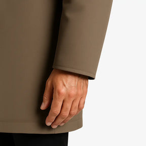 Homem vestindo sobretudo masculino longo com capuz, bolsos frontais e gola alta