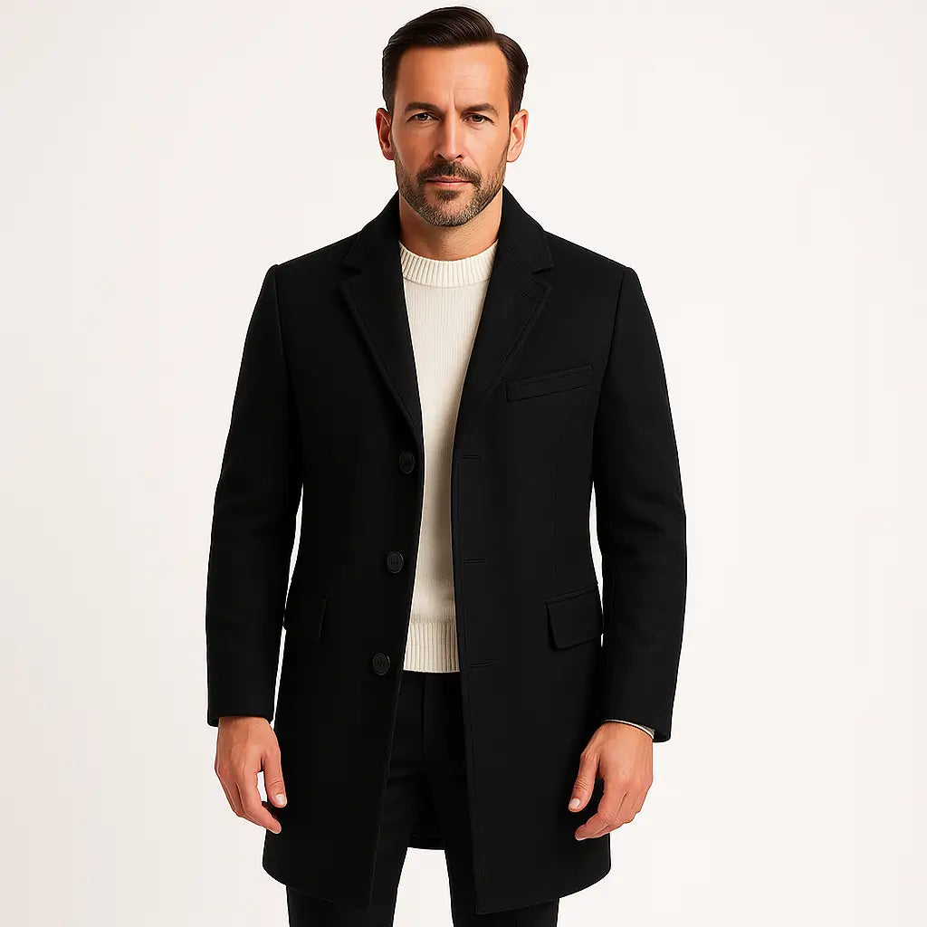 Homem vestindo sobretudo masculino longo de lã preto com bolsos e gola de blazer
