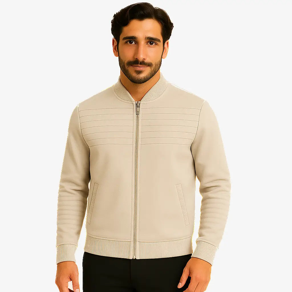 Homem usando suéter masculino bege com zíper e detalhe em relevo no peito, gola careca canelada e bolso lateral, ideal para outono/inverno.