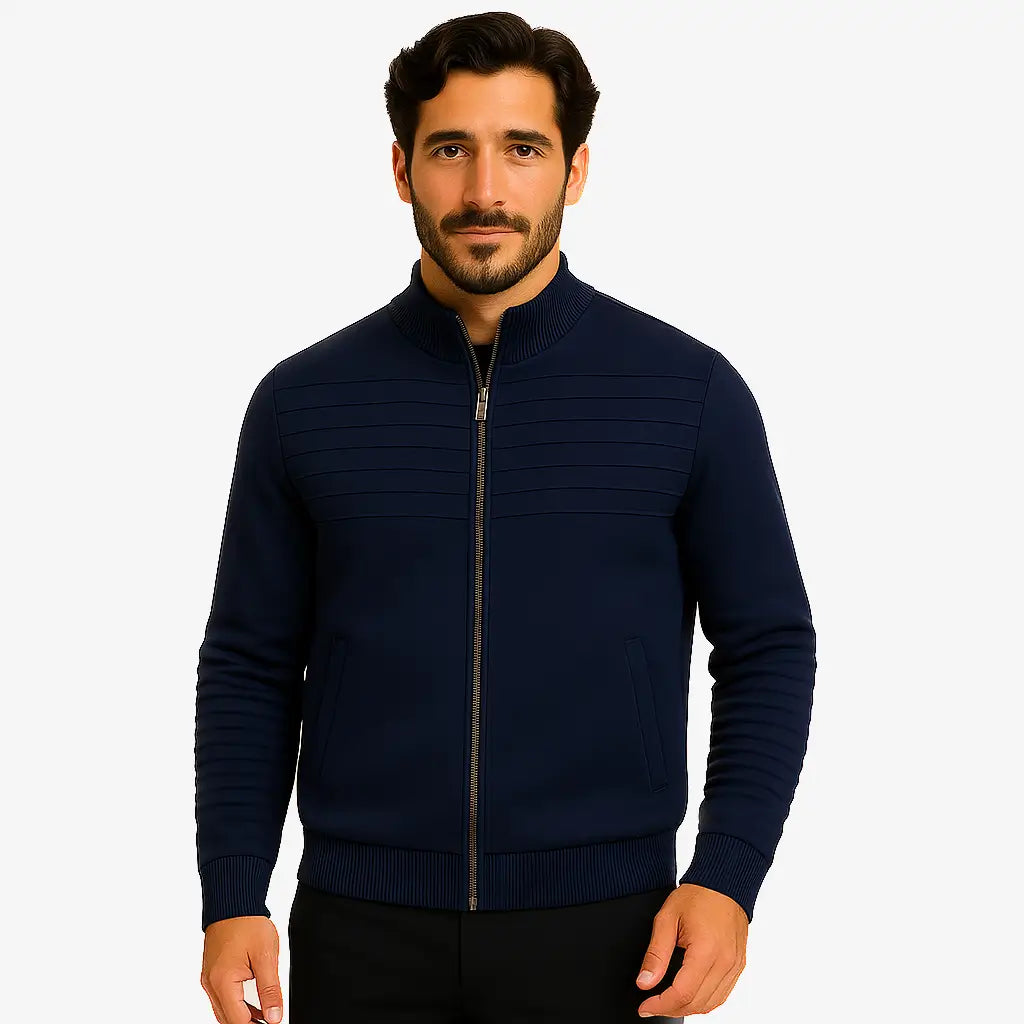 Homem usando suéter masculino azul marinho com zíper e detalhe em relevo no peito, gola careca canelada e bolso lateral, ideal para outono/inverno.
