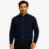 Homem usando suéter masculino azul marinho com zíper e detalhe em relevo no peito, gola careca canelada e bolso lateral, ideal para outono/inverno.
