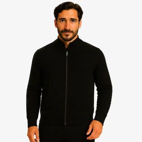 Homem usando suéter masculino preto com zíper e detalhe em relevo no peito, gola careca canelada e bolso lateral, ideal para outono/inverno.