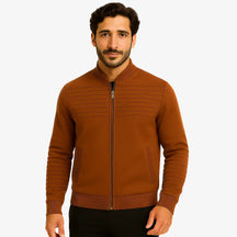 Homem usando suéter masculino marrom com zíper e detalhe em relevo no peito, gola careca canelada e bolso lateral, ideal para outono/inverno.