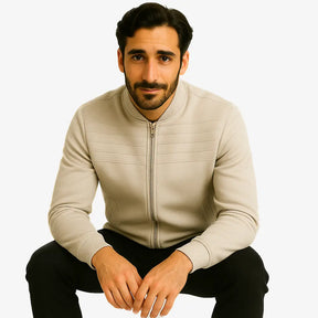 Homem usando suéter masculino bege com zíper e detalhe em relevo no peito, gola careca canelada e bolso lateral, ideal para outono/inverno.