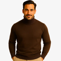 Homem vestindo suéter masculino marrom com gola alta canelada, ideal para o inverno e looks sofisticados