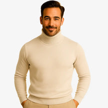 Homem vestindo suéter masculino bege com gola alta canelada, ideal para o inverno e looks sofisticados