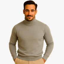 Homem vestindo suéter masculino cinza com gola alta canelada, ideal para o inverno e looks sofisticados