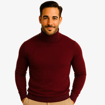 Homem vestindo suéter masculino marsala com gola alta canelada, ideal para o inverno e looks sofisticados