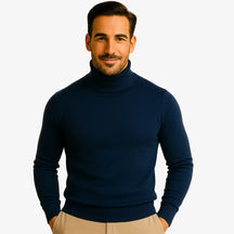 Homem vestindo suéter masculino azul marinho com gola alta canelada, ideal para o inverno e looks sofisticados