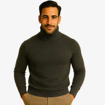 Homem vestindo suéter masculino cinza com gola alta canelada, ideal para o inverno e looks sofisticados