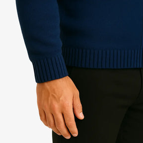Homem vestindo suéter masculino azul marinho com zíper frontal e textura canelada no peito, ideal para outono e inverno.