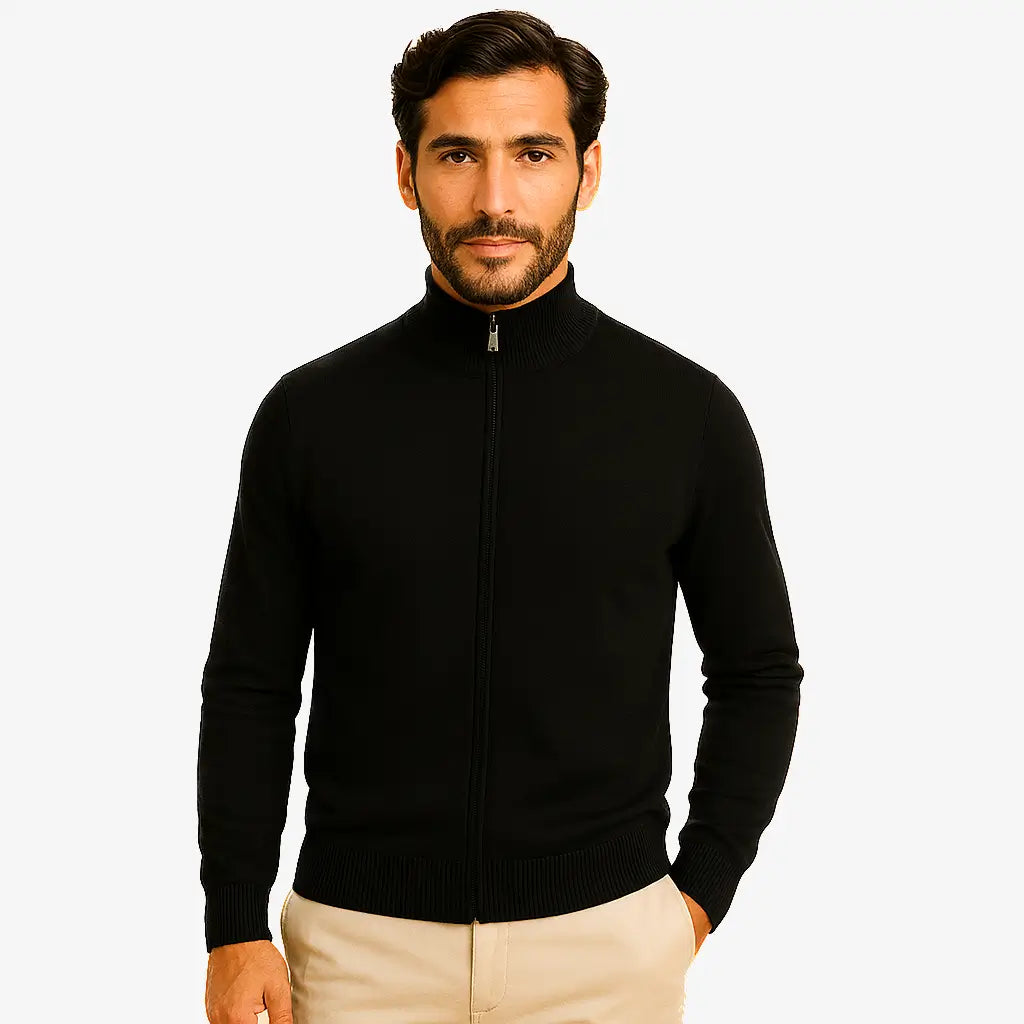 Homem vestindo suéter masculino preto com gola alta e zíper, ideal para inverno e looks elegantes.
