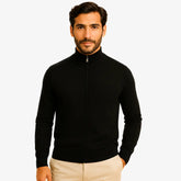 Homem vestindo suéter masculino preto com gola alta e zíper, ideal para inverno e looks elegantes.