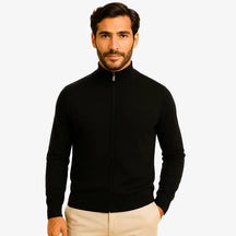 Homem vestindo suéter masculino preto com gola alta e zíper, ideal para inverno e looks elegantes.