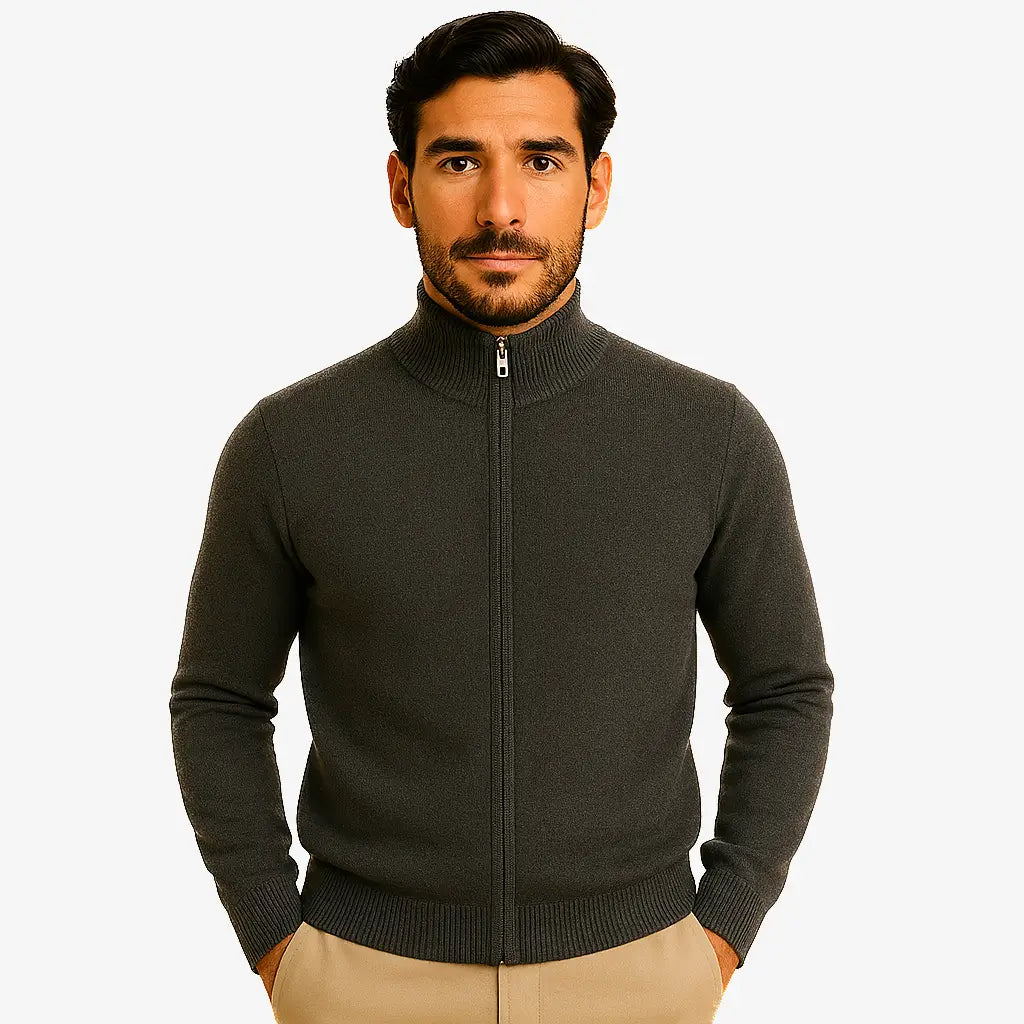 
Homem vestindo suéter masculino cinza com gola alta e zíper, ideal para inverno e looks elegantes.