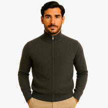 
Homem vestindo suéter masculino cinza com gola alta e zíper, ideal para inverno e looks elegantes.