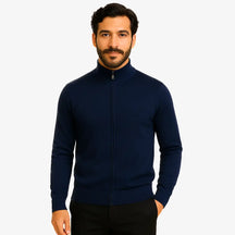 
Homem vestindo suéter masculino azul marinho com gola alta e zíper, ideal para inverno e looks elegantes.