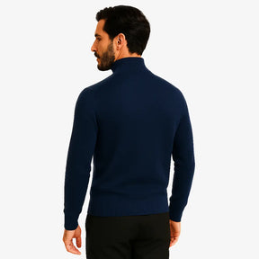 
Homem vestindo suéter masculino azul marinho com gola alta e zíper, ideal para inverno e looks elegantes.