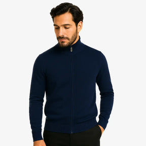 Homem vestindo suéter masculino azul marinho com gola alta e zíper, ideal para inverno e looks elegantes.