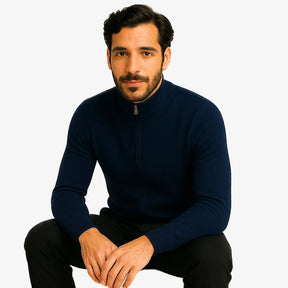 Homem vestindo suéter masculino azul marinho com gola alta e zíper, ideal para inverno e looks elegantes.
