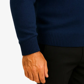 Homem vestindo suéter masculino azul marinho com gola alta e zíper, ideal para inverno e looks elegantes.