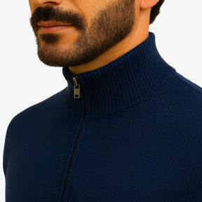 Homem vestindo suéter masculino azul marinho com gola alta e zíper, ideal para inverno e looks elegantes.
