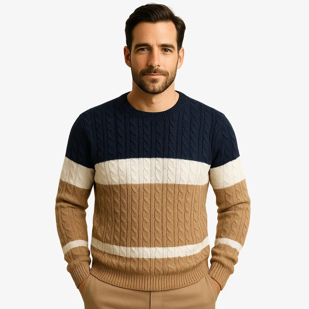 Homem usando suéter masculino trançado com listras horizontais em azul marinho, caqui e branco. Malha de inverno com gola redonda e manga longa.