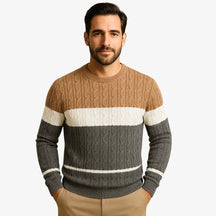 Homem usando suéter masculino trançado com listras horizontais em caqui, cinza e branco. Malha de inverno com gola redonda e manga longa.