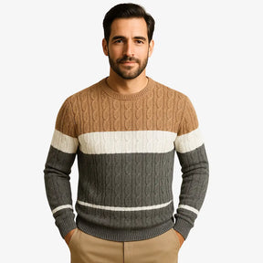 Homem usando suéter masculino trançado com listras horizontais em caqui, cinza e branco. Malha de inverno com gola redonda e manga longa.