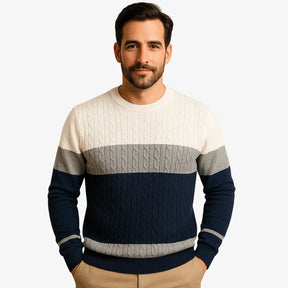 Homem usando suéter masculino trançado com listras horizontais em azul, cinza e branco. Malha de inverno com gola redonda e manga longa.