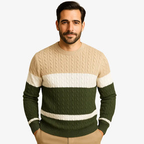 Homem usando suéter masculino trançado com listras horizontais em verde, branco e bege. Malha de inverno com gola redonda e manga longa.