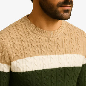 Homem usando suéter masculino trançado com listras horizontais em verde, branco e bege. Malha de inverno com gola redonda e manga longa.