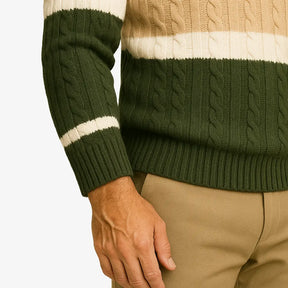 Homem usando suéter masculino trançado com listras horizontais em verde, branco e bege. Malha de inverno com gola redonda e manga longa.