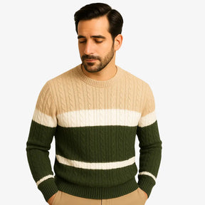 Homem usando suéter masculino trançado com listras horizontais em verde, branco e bege. Malha de inverno com gola redonda e manga longa.