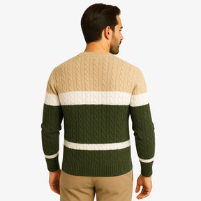 Homem usando suéter masculino trançado com listras horizontais em verde, branco e bege. Malha de inverno com gola redonda e manga longa.